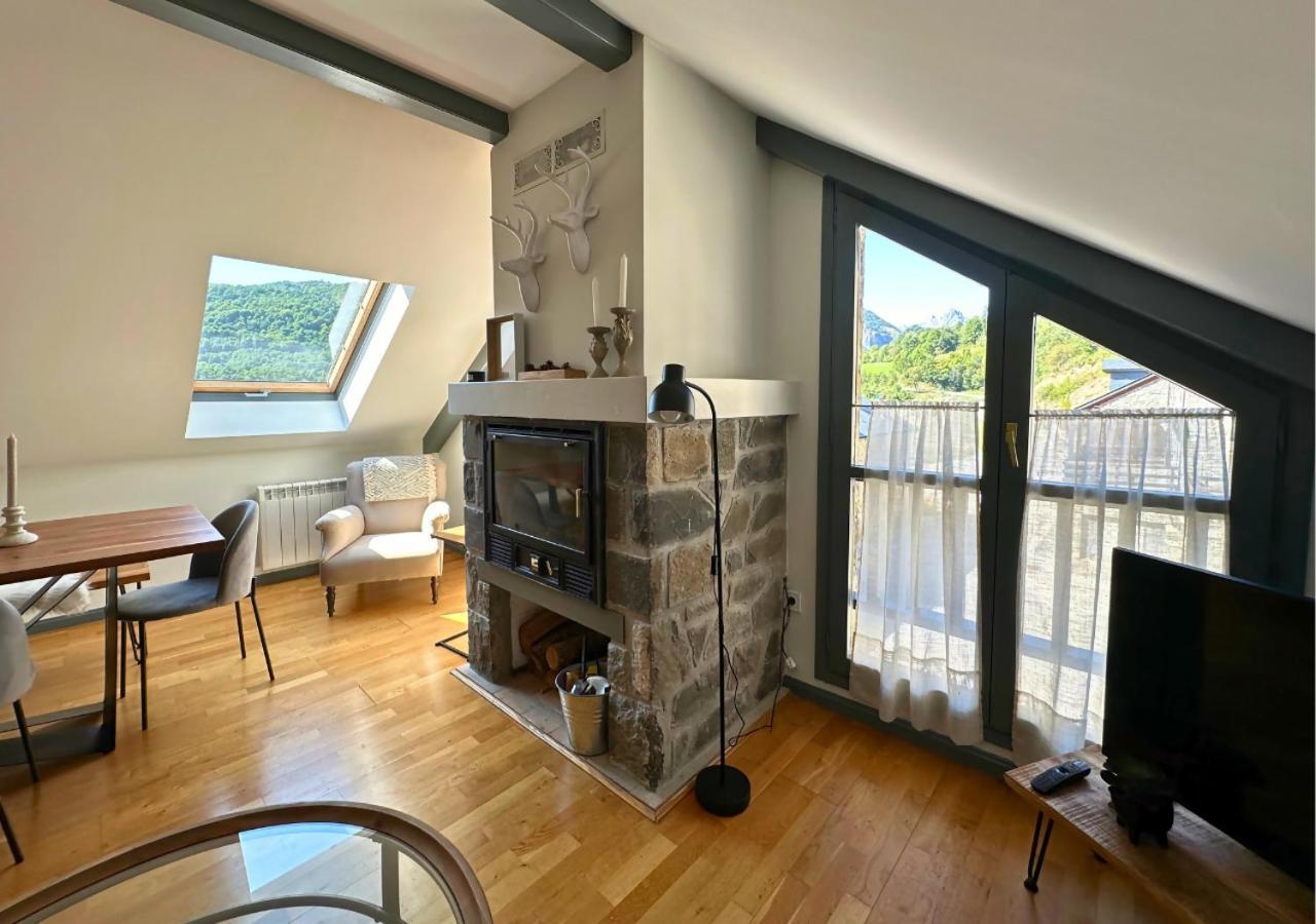 Caldares Exclusivo Atico En El Pueyo De Jaca Appartement Panticosa Buitenkant foto